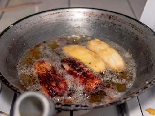 Frying bananas
